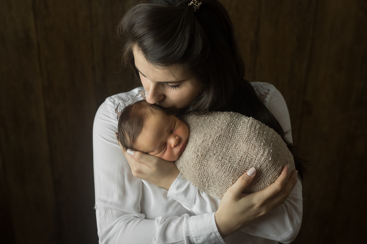 Enroladinho com minha mamãe linda - Ensaio Newborn - João e Marina Fotografia