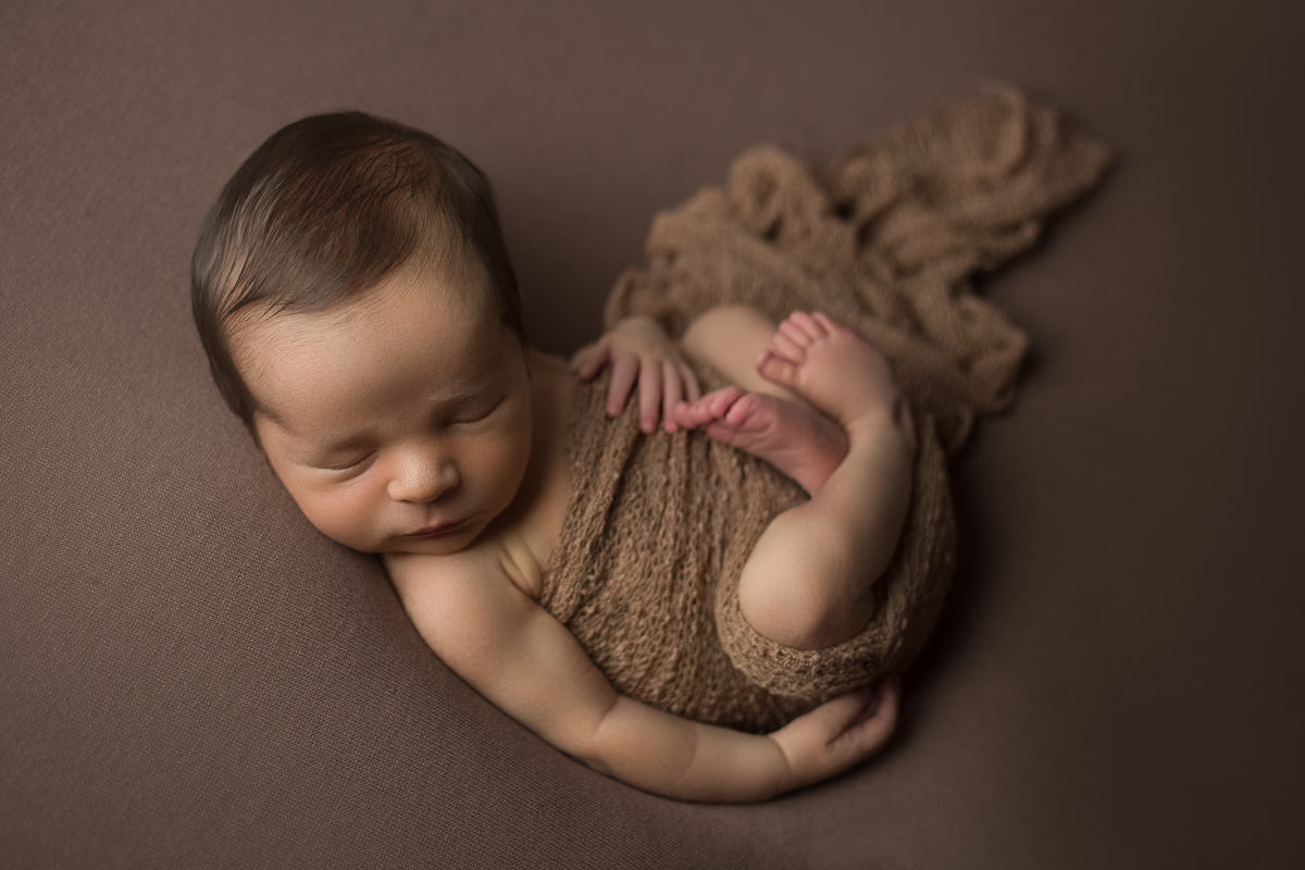 De barriguinha pra cima - Ensaio Newborn - João e Marina Fotografia
