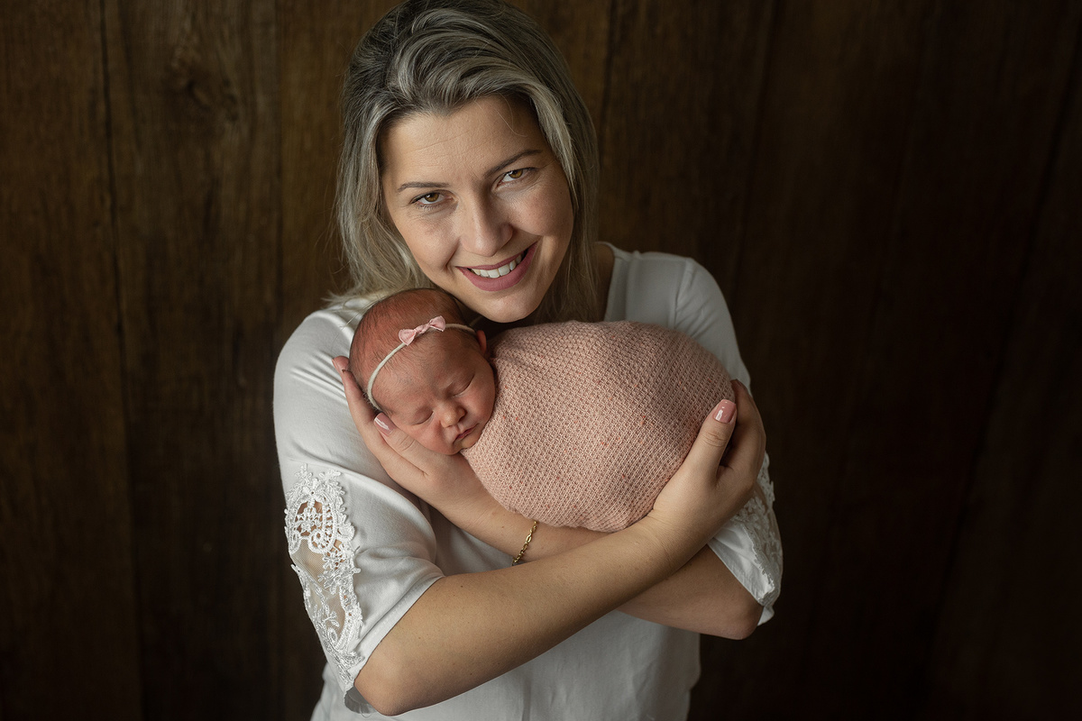 Foto com os Pais da Melissa em seu ensaio newborn 20 - João e Marina Fotografia