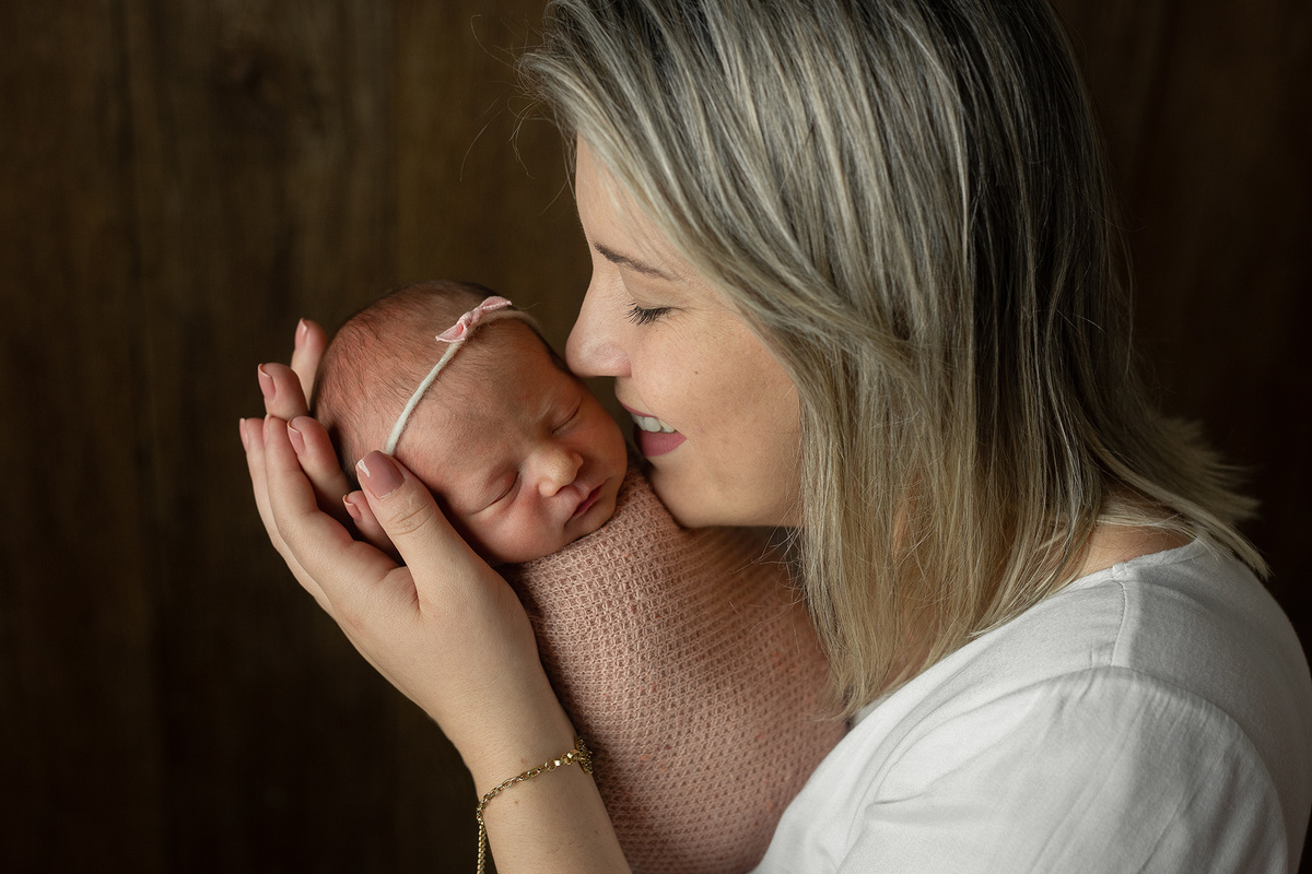 Foto com os Pais da Melissa em seu ensaio newborn 23 - João e Marina Fotografia