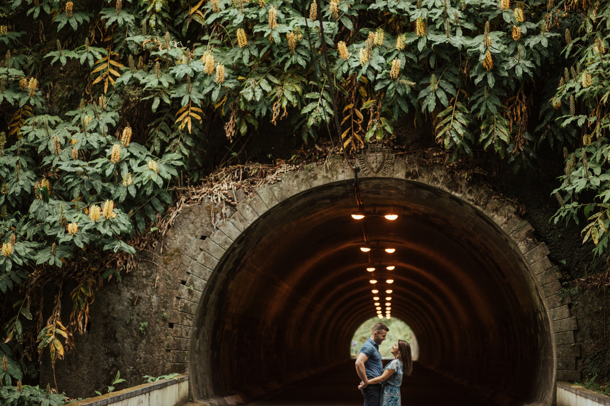 casal de namordados no tunel da ribeira quente açores