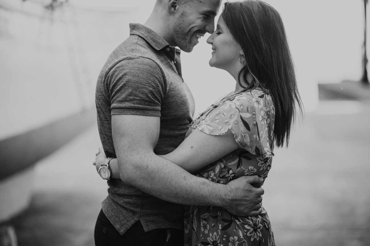 noivos abraçados com amor