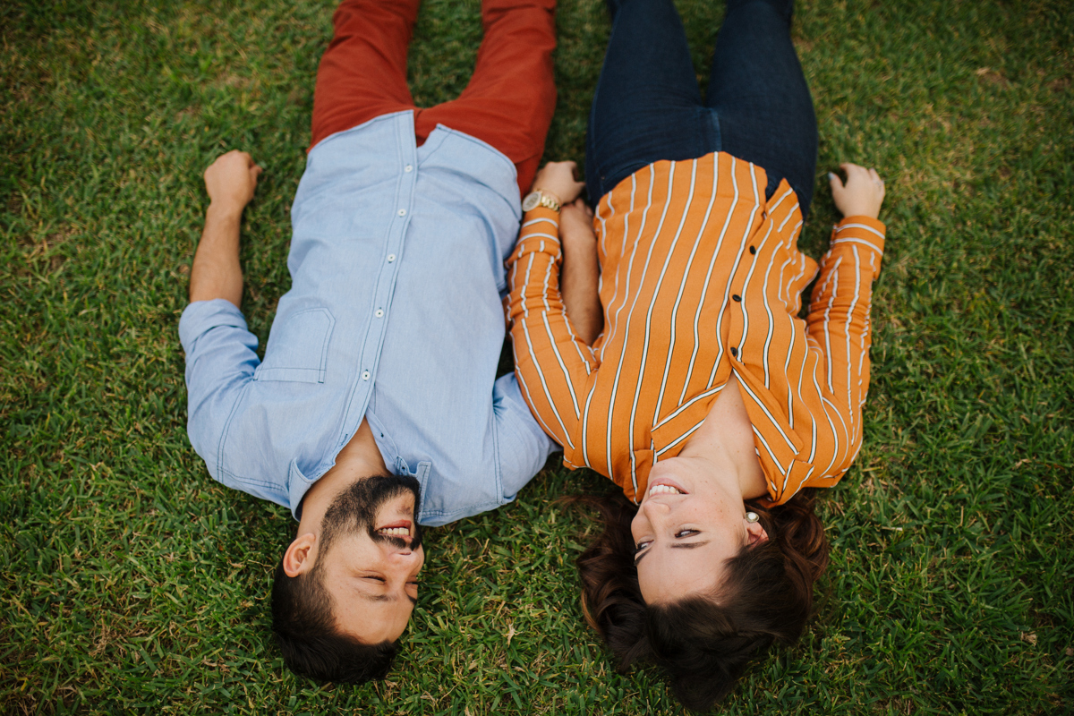 namorados deitados na relva