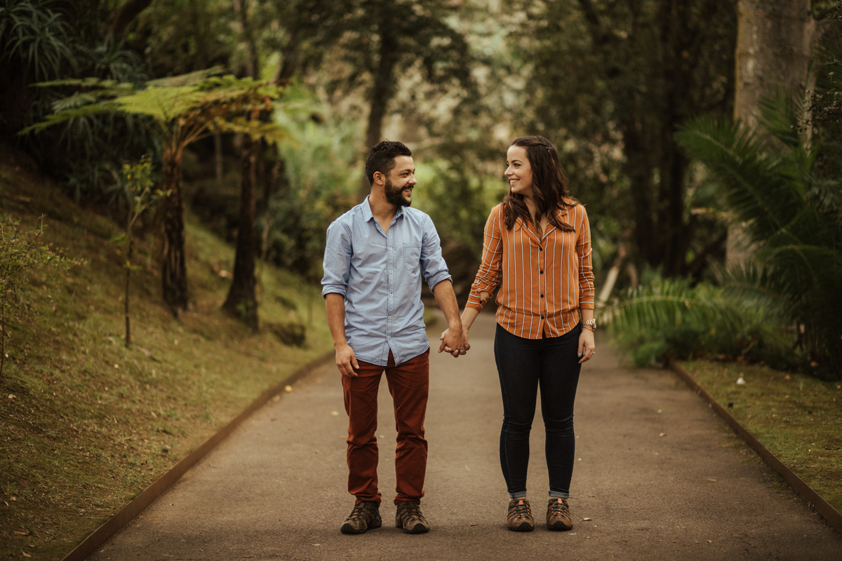 de mãos dadas olhando um para o outro 