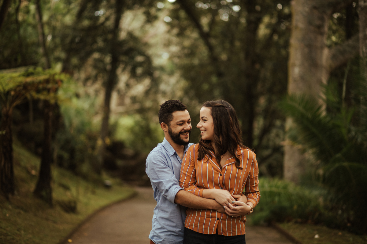 namorados abraçados no jardim 