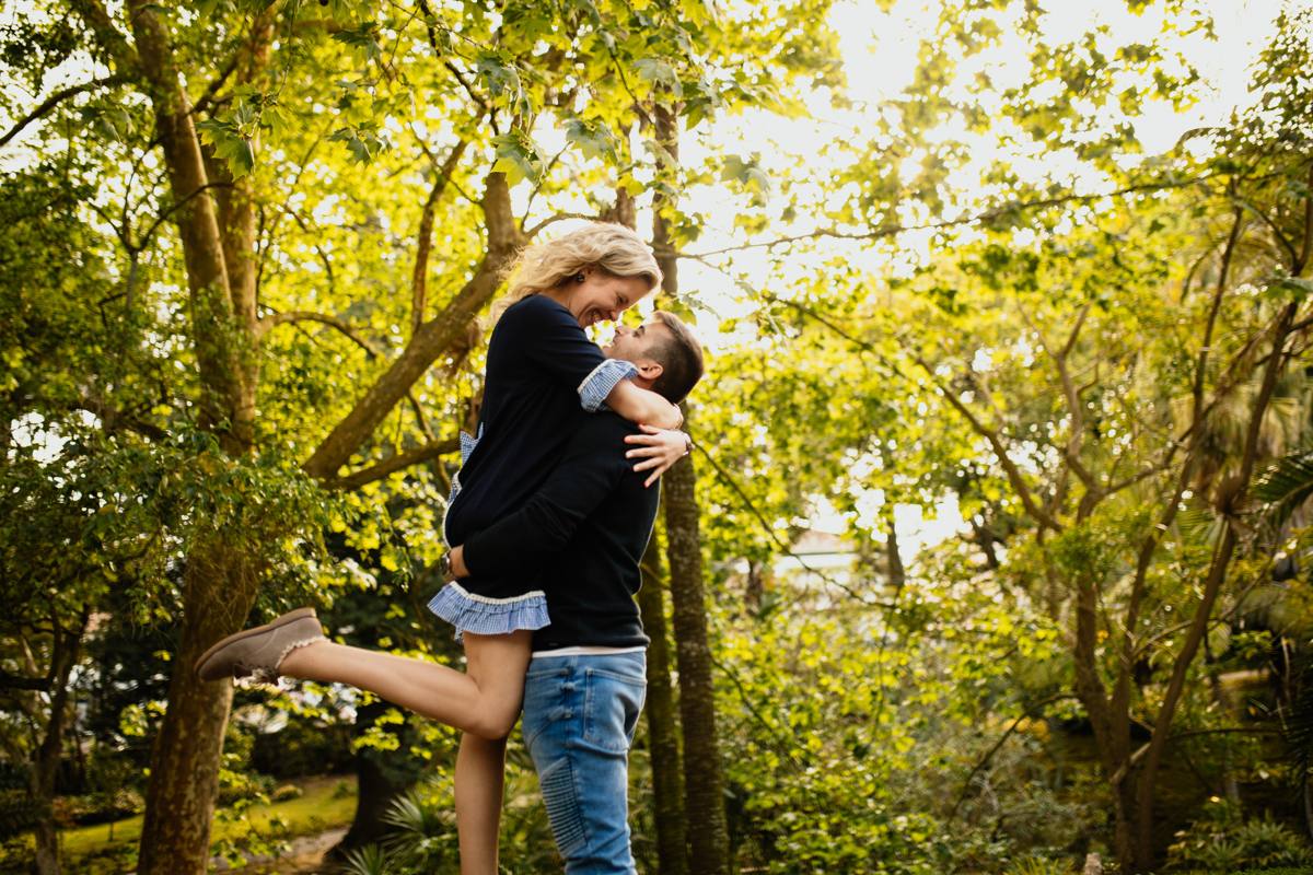 namorado pega namorada ao colo