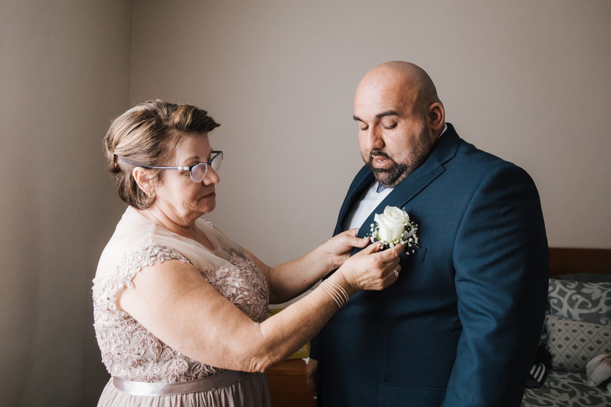 mãe e filho a preparar-se para o casamento 