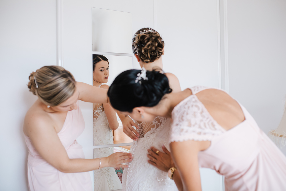 amigas e noiva a preparar-se 