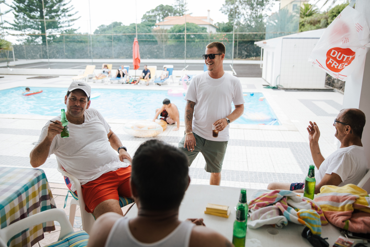 bebida com amigos caloura azores