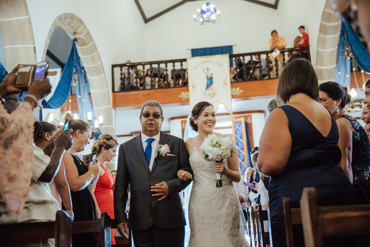 noiva mais o pai a entrar na igreja