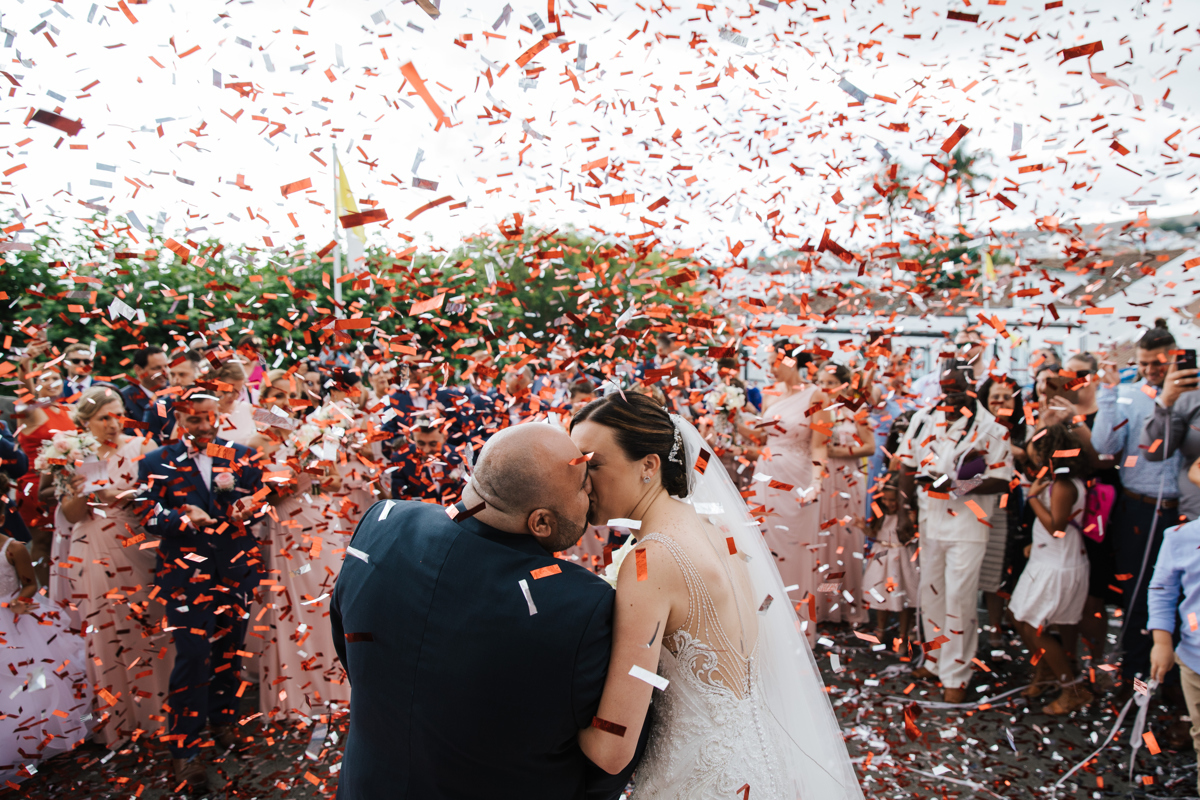 confetis na saida da igreja 