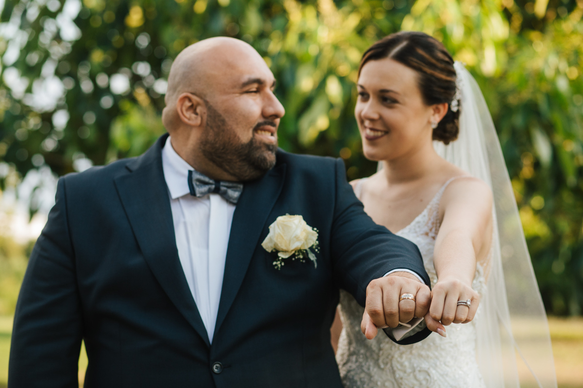 casal da bermuda com aneis de casados 