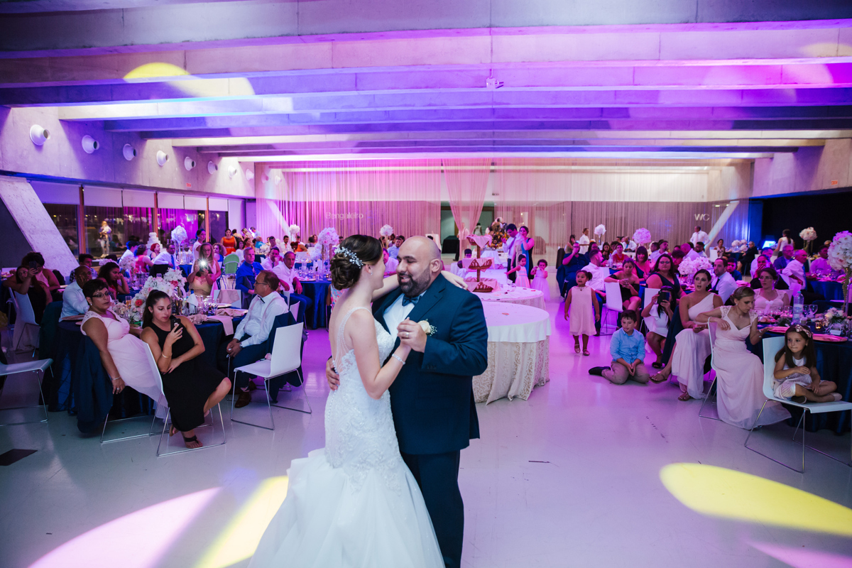 casal da bermuda a dançar nas portas do mar