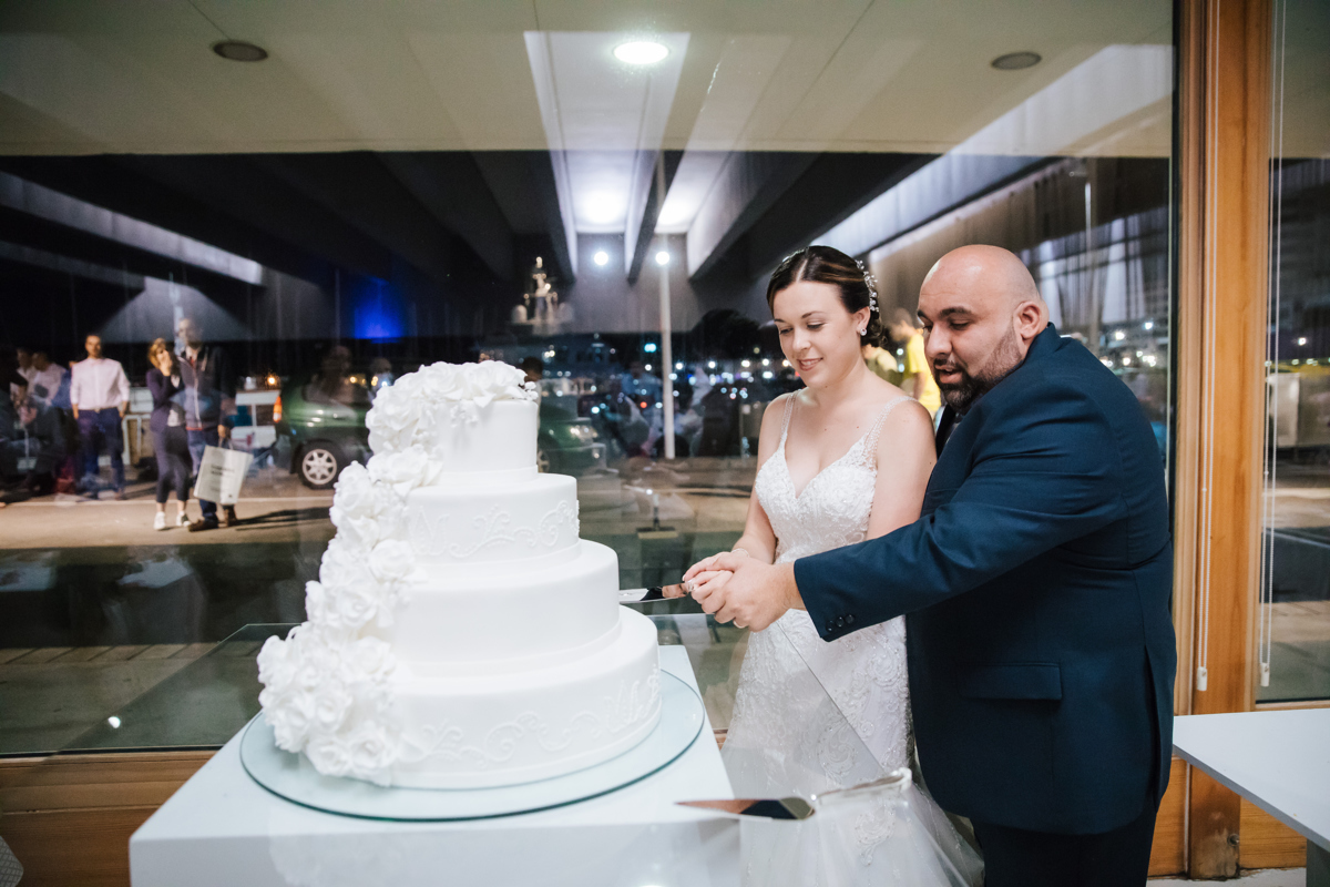 casamento a partir o bolo nas portas do mar