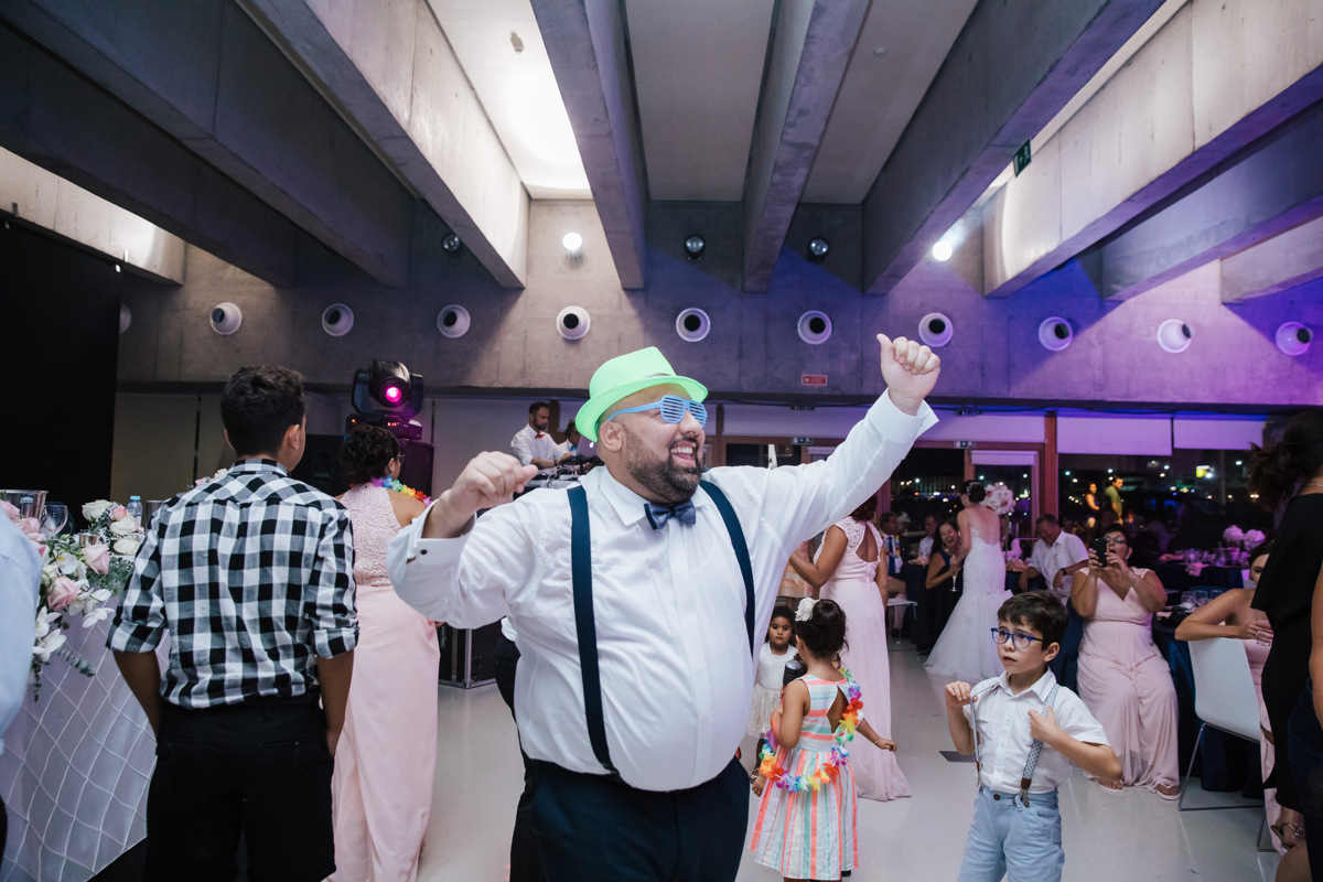 noivo a dançar nas portas do mar 