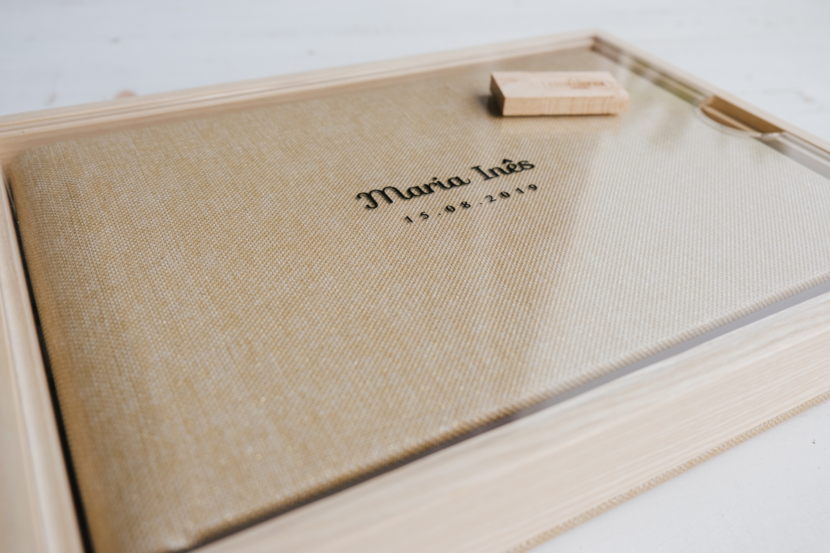 álbum em tecido e madeira bege