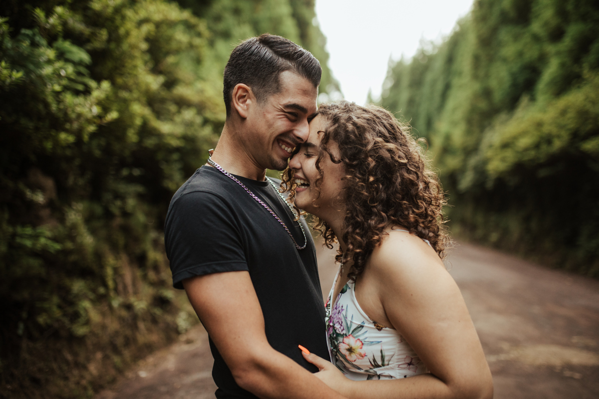casal feliz em sessão de namoro na ilha se são miguel 