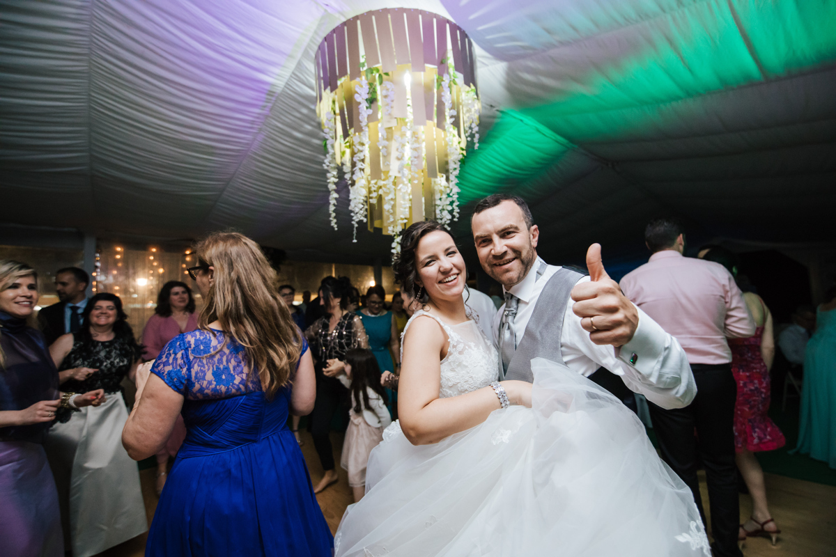 noivos a dançar fixe no Atlantico Vila Eventos