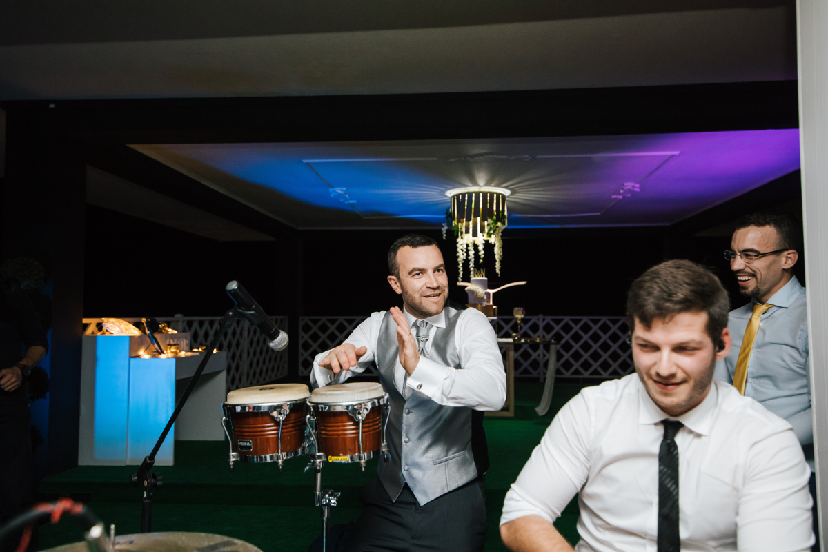 noivo a tocar na sua festa em Atlantico Vila Eventos