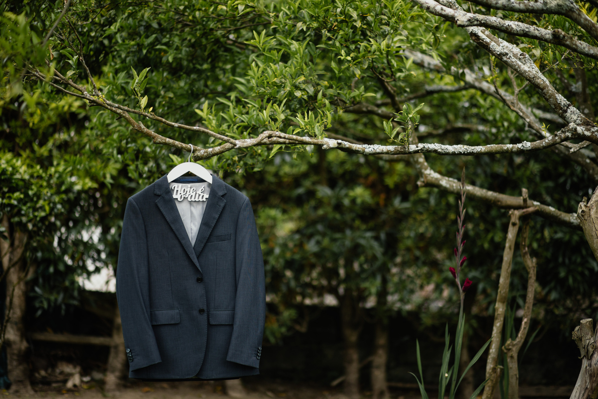 foto de noivo na árvore em são miguel 