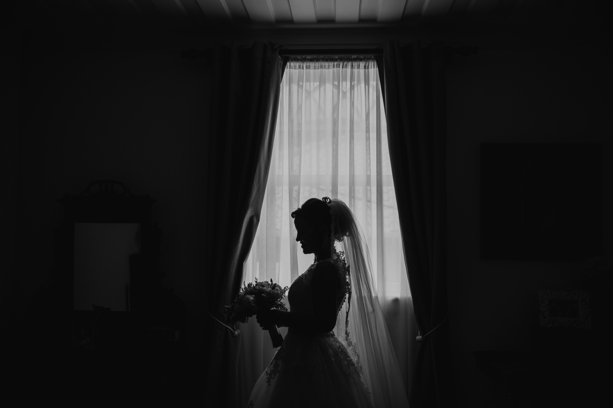 silhueta da noiva em casa