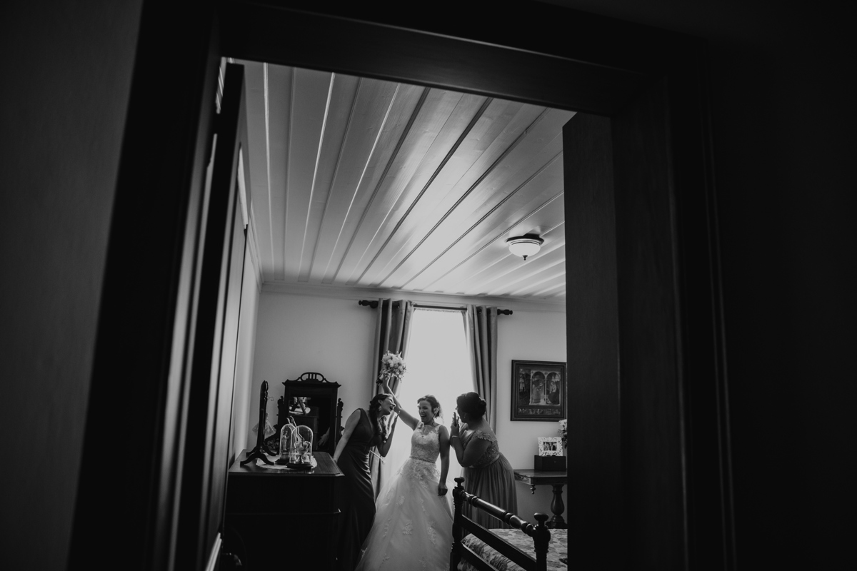 noiva com amigas na povoação