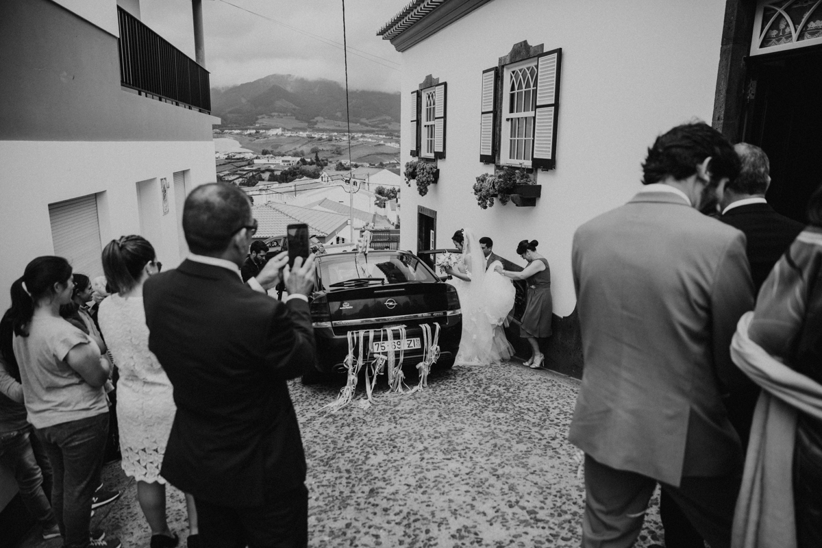 noiva a entrar no carro na povoação em são miguel 