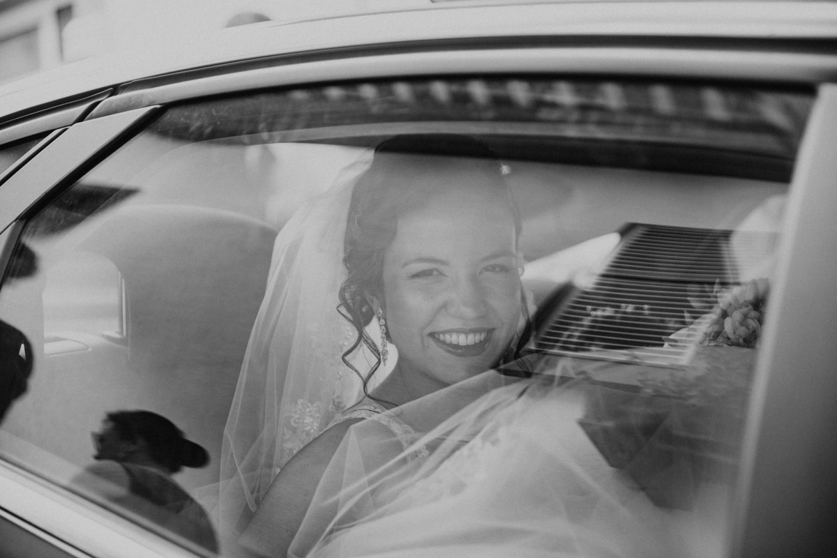 noiva no carro a caminho da igreja da povoação em são miguel açores