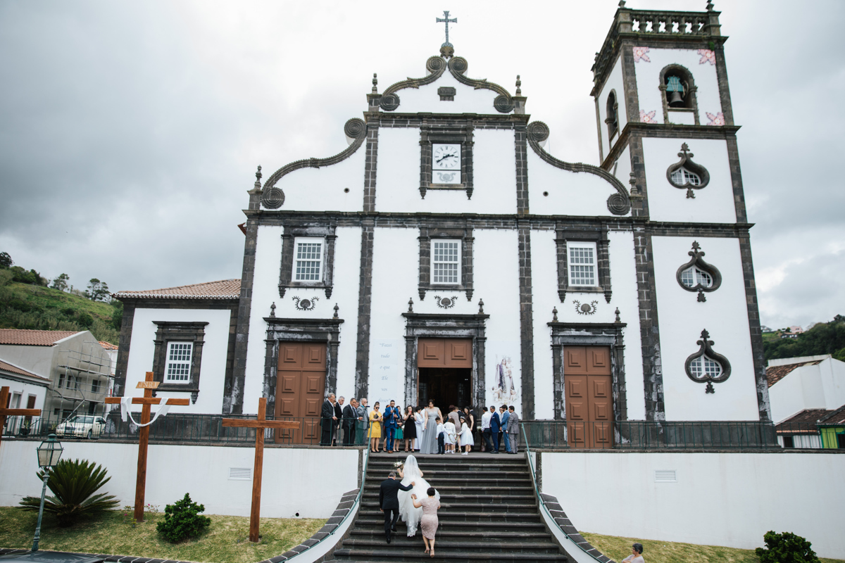 noiva a entrar na igreja da povoação em são miguel 