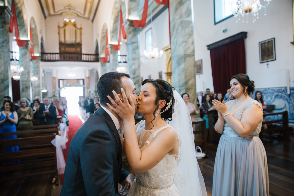 beijo no casamento da povoação