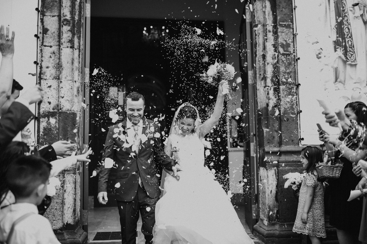 noivos a sair da igreja da povoação 