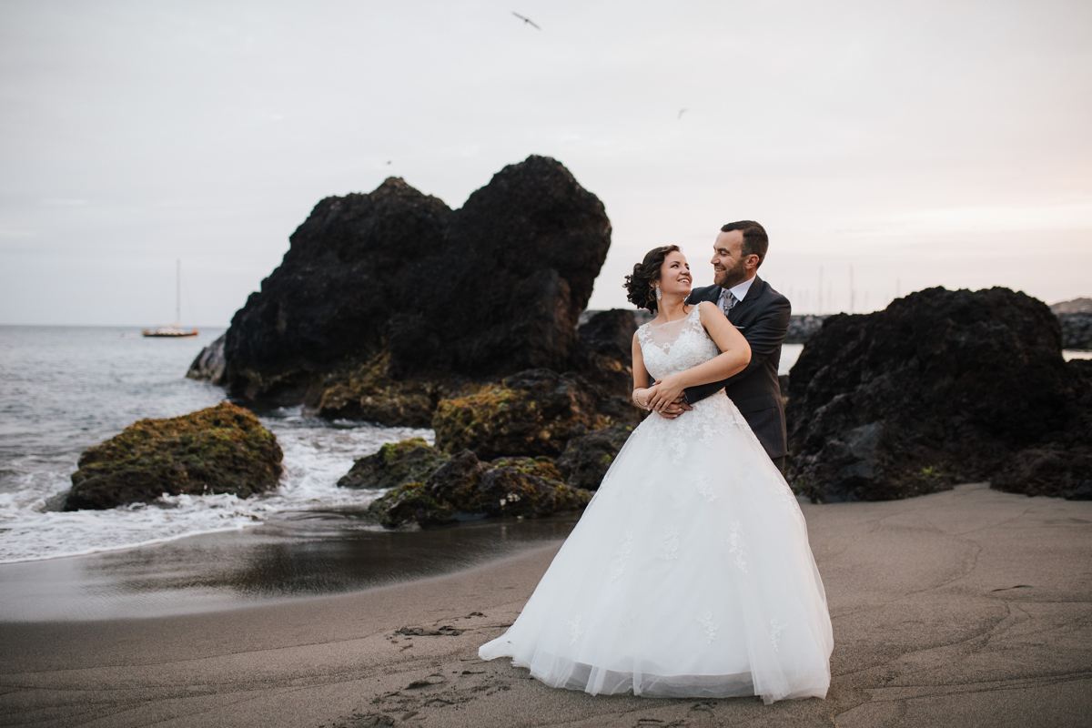 noivos na praia da vila franca em são miguel açores