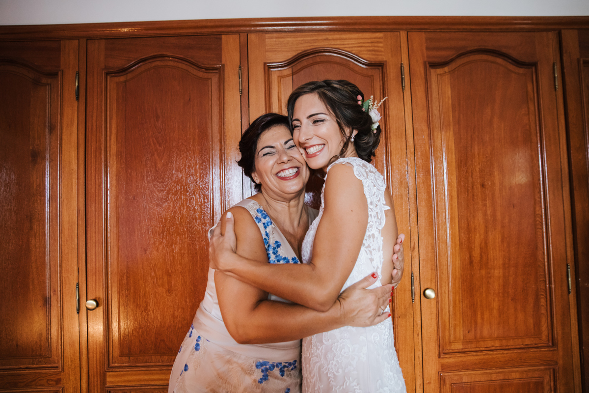 mãe e noiva abraçadas
