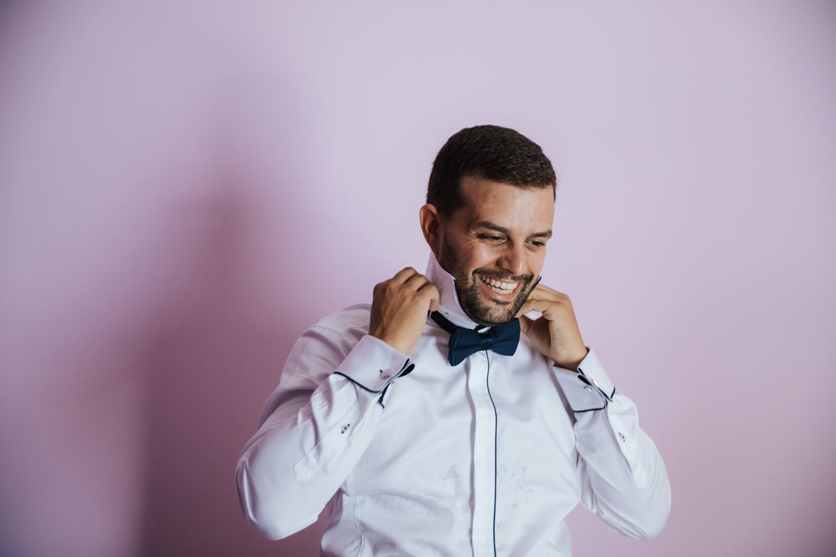 noivo a colocar o laço no casamento 