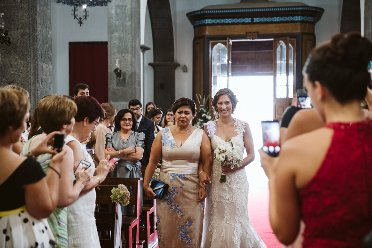 entrada da noiva na igreja em são miguel