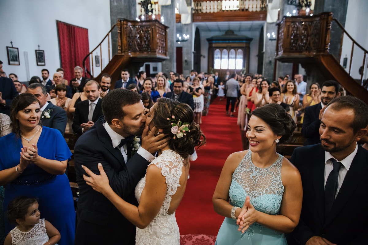 beijo na igreja casamento nos açores