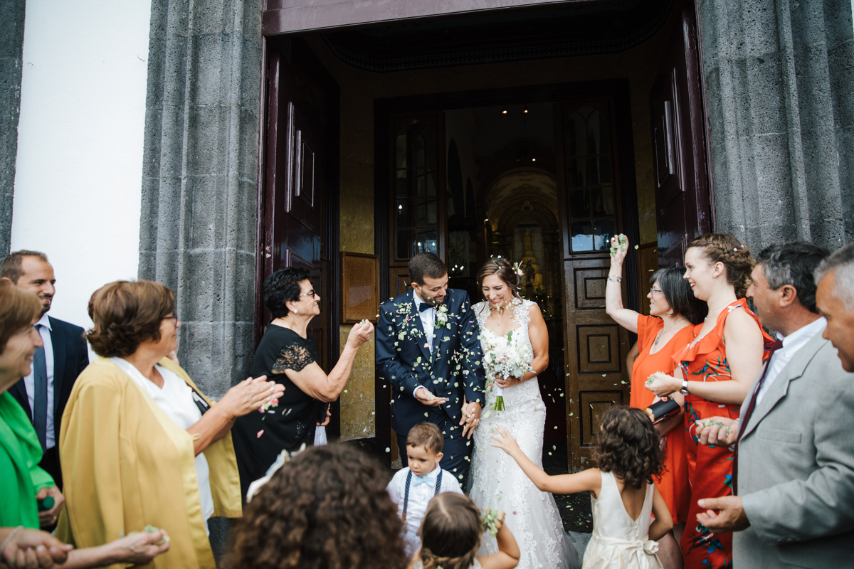 saida dos noivos na igreja da ribeurinha