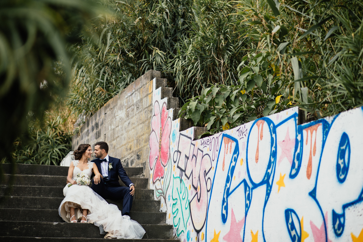 noivos junto aos graffitis - açores