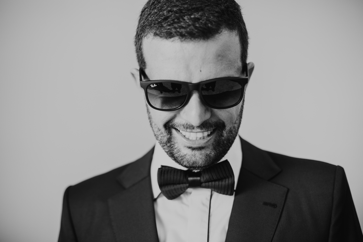 noivo de óculos de sol