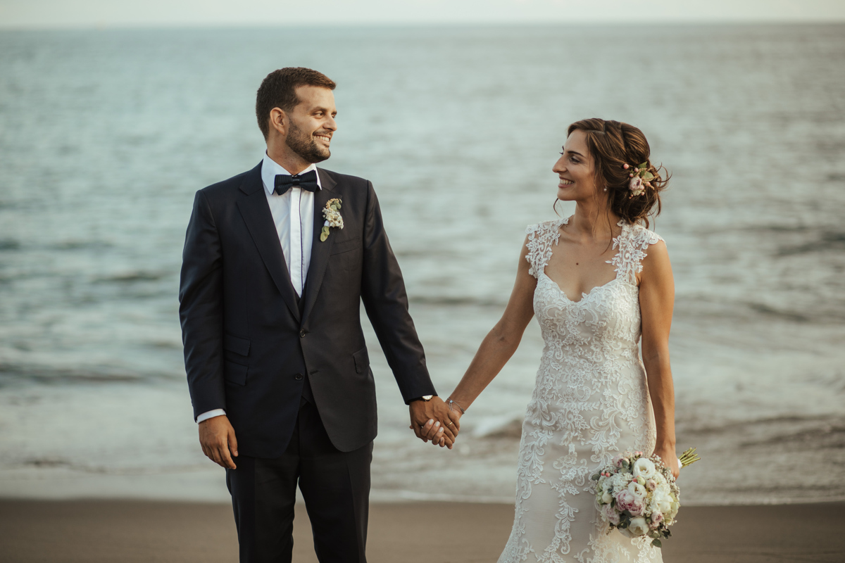 noivos de mãos dadas nas praias dos açores