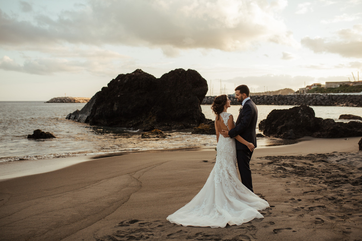 noivos na praia vinha da areia no mar de são miguel açores