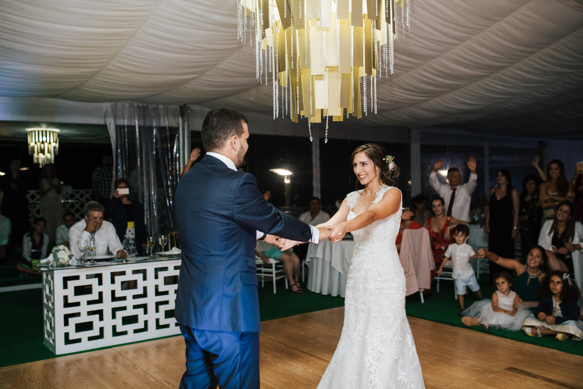 noivos dançando na avva 