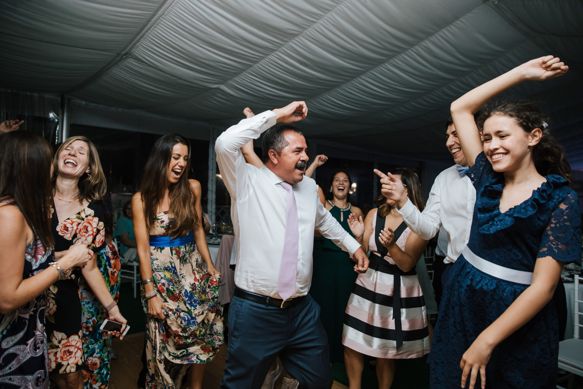 dançando no casamento no Atlantico Vila Eventos