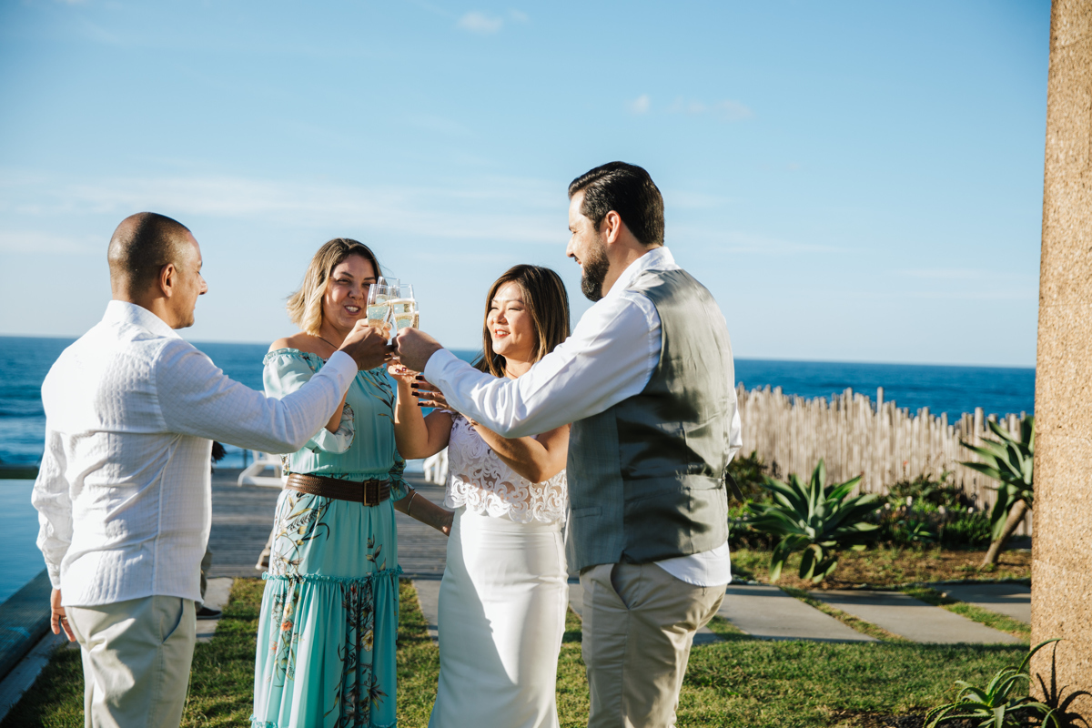 celebrando com os amigos no casamento dos açores