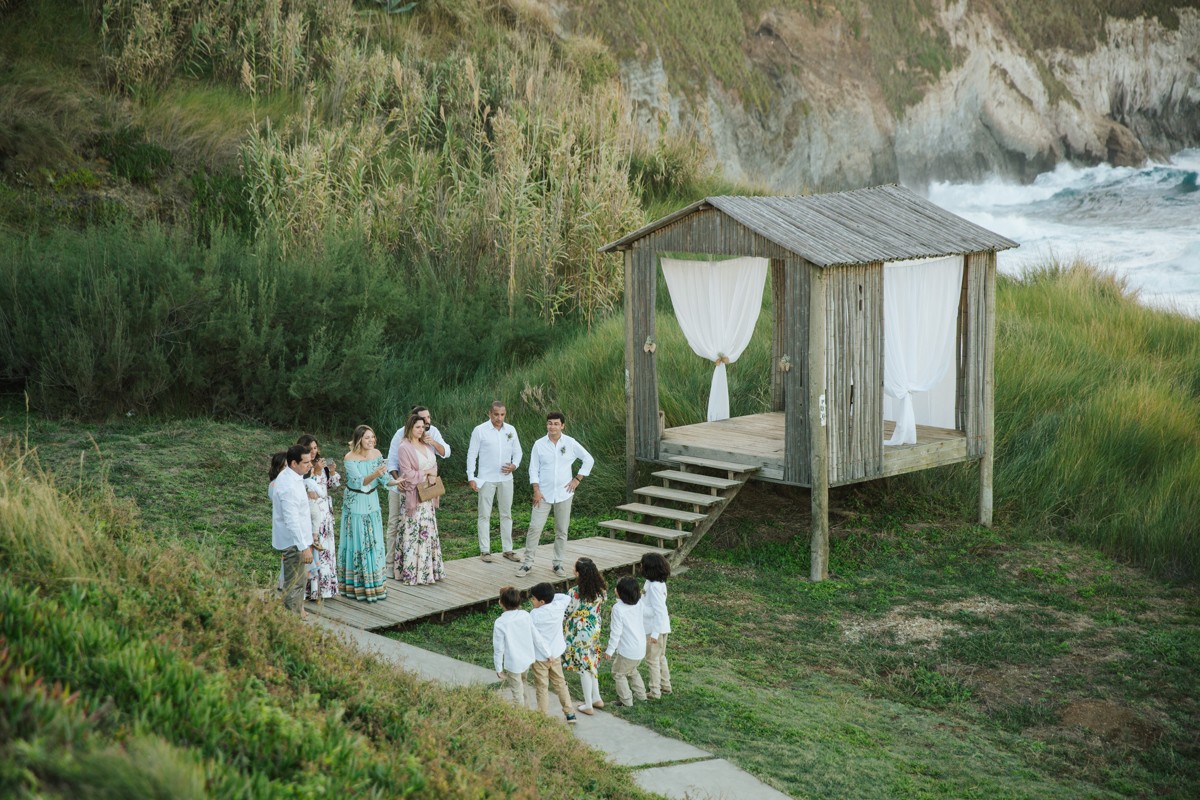 convidados à espera dos noivos na cabana 