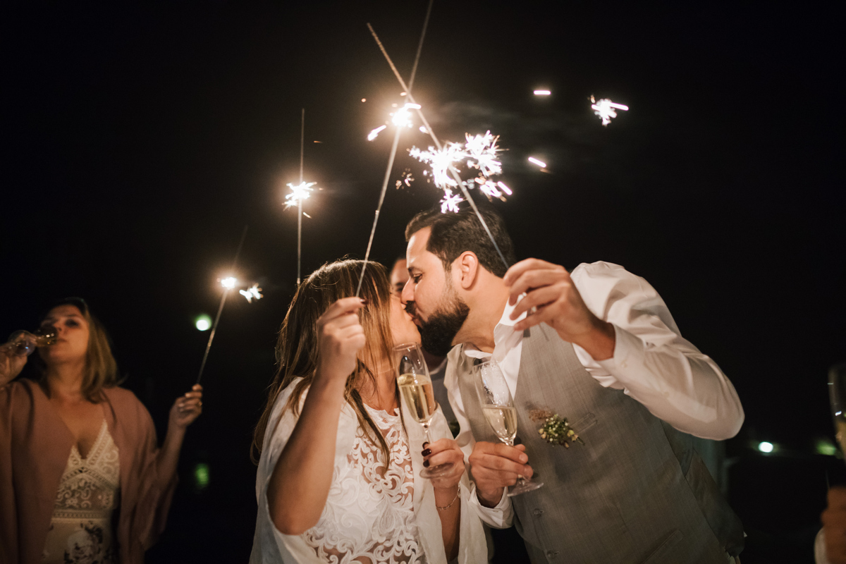 beijo nos noivos no final do dia 