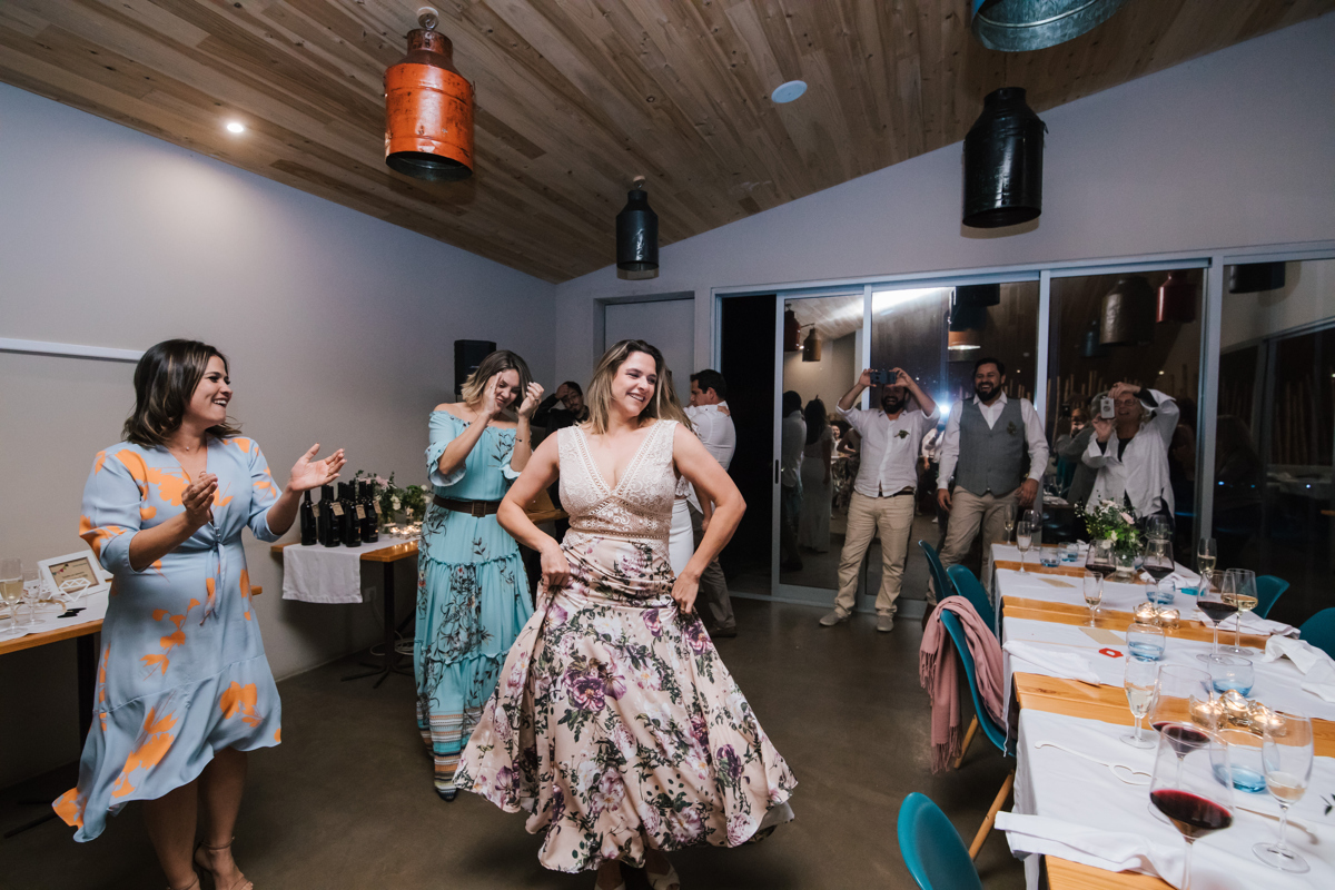 Santa Bárbara Eco-Beach Resort dançando no casamento 