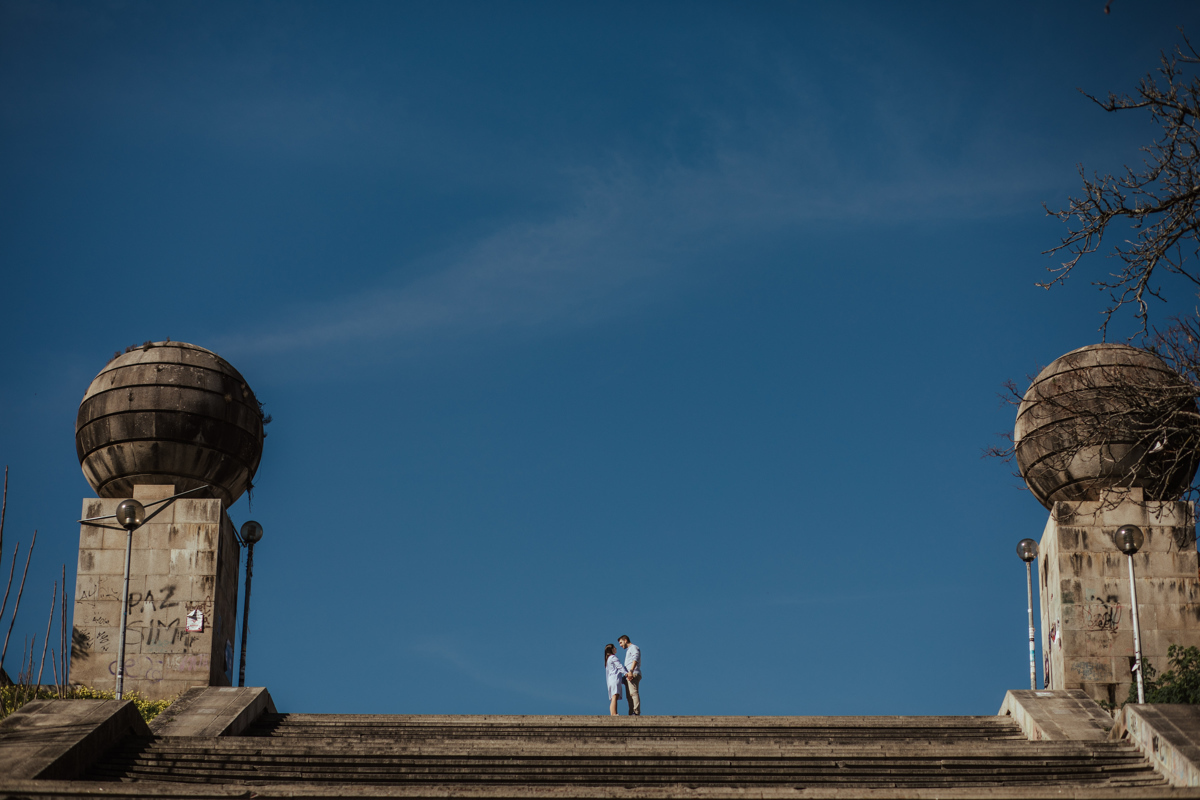 namorados nas escadas monumentais de Coimbra 