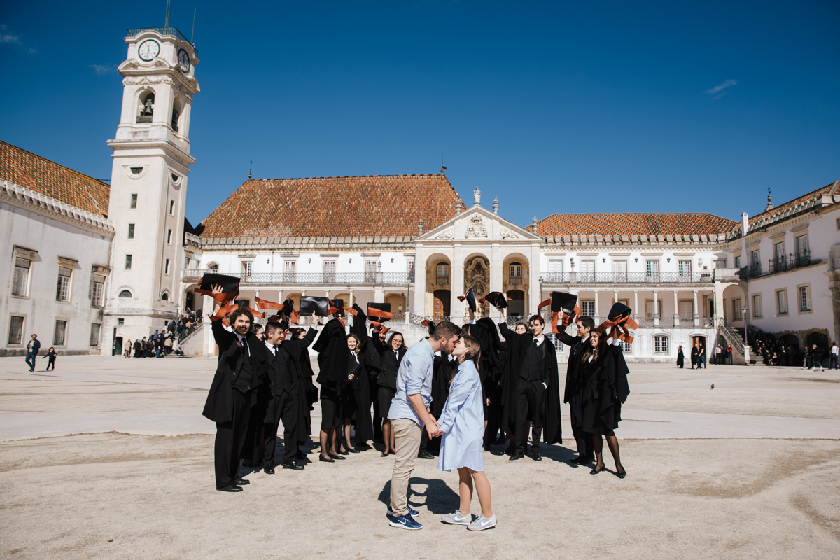 estudantes namorando em Coimbra  na universidade 