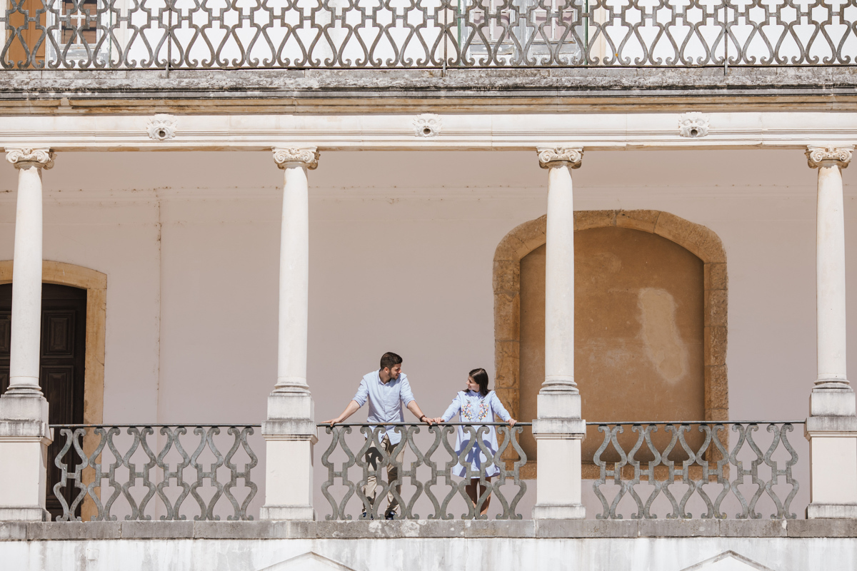 namorando no terraço da universidade de Coimbra 